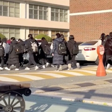 [청소년기자단] 차량·보행자 구분 장치가 ‘노란 선’뿐…불안한 ‘학교 안 등하굣길’