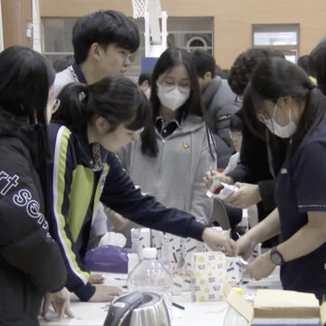 [청소년기자단] 떡볶이 만들고, 야구공 던져보고…중3 마무리 ‘부스 운영 진로체험’으로