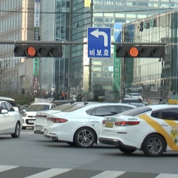 [청소년기자단] 백화점 앞 교차로가 점멸등…보행자도 차량도 ‘아슬아슬’